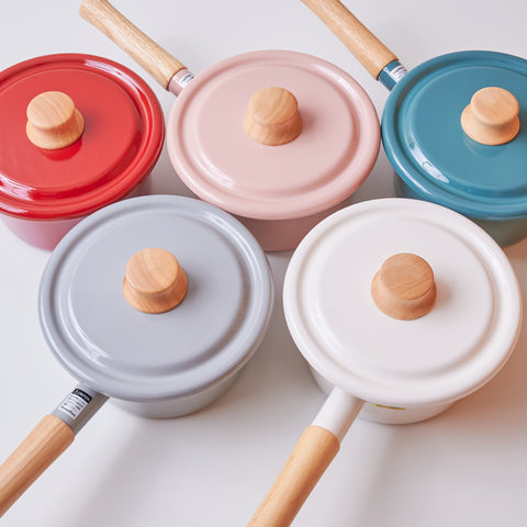 Left-handed enamel pot with right-side pouring spout, natural wood handle, 1.6L capacity, by Fuji-horo.