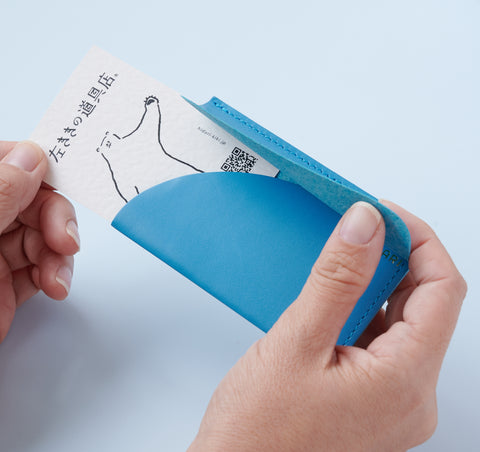 Ultra-thin left-handed leather card holder in cobalt blue, holds about 5 cards, made by dünn in Japan.
