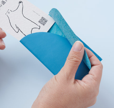 Ultra-thin left-handed leather card holder in cobalt blue, holds about 5 cards, made by dünn in Japan.
