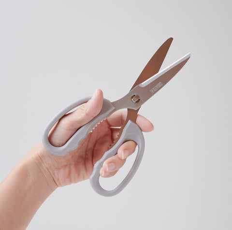 Left-handed kitchen shears with serrated stainless steel blades and soft resin handles, disassemblable for easy cleaning.