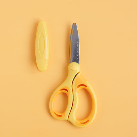 KOKUYO kids left-handed scissors in yellow with arch blades, air-cushion handle, and safety cap, 142mm length.