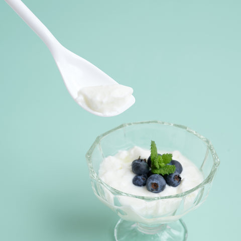 Left-handed long-handle dessert spoon in resin, available in white, black, and clear, made in Japan.