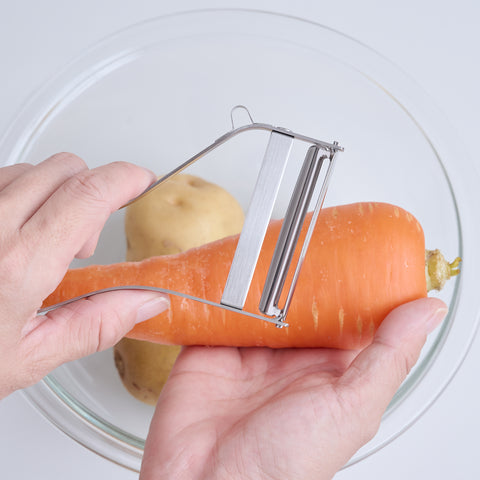 Ever Peeler Mini left-handed vegetable peeler with stainless steel handle and sharp replaceable blade, made in Japan.