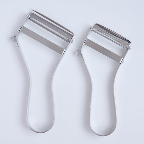 Ever Peeler Mini left-handed vegetable peeler with stainless steel handle and sharp replaceable blade, made in Japan.