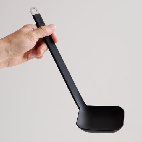 Smart Diamond Ladle – silicone ladle made in Tsubame-Sanjo, Japan. Left-hand-friendly design by 4w1h.
