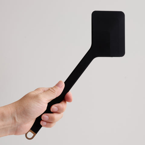 Smart Diamond Turner – silicone kitchen turner made in Tsubame-Sanjo, Japan. Left-hand-friendly design by 4w1h.