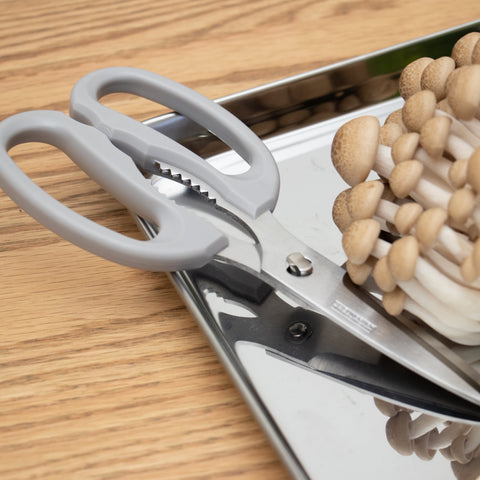 Left-handed kitchen shears with serrated stainless steel blades and soft resin handles, disassemblable for easy cleaning.