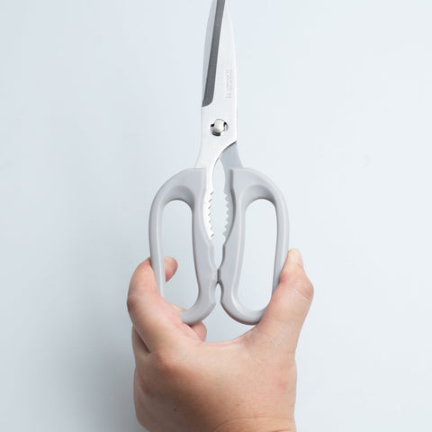 Left-handed kitchen shears with serrated stainless steel blades and soft resin handles, disassemblable for easy cleaning.
