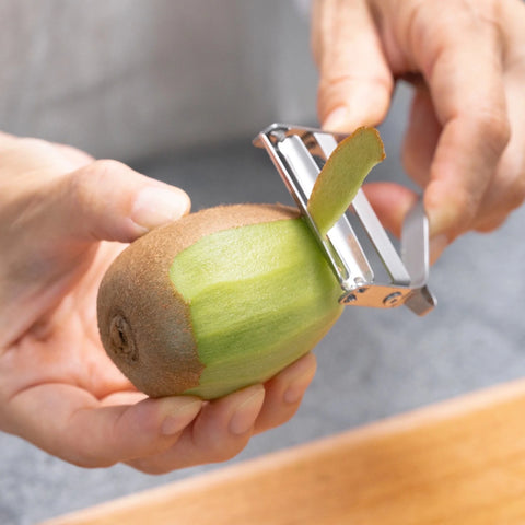 Ever Peeler Mini left-handed vegetable peeler with stainless steel handle and sharp replaceable blade, made in Japan.