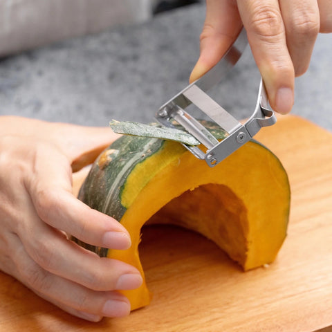 Ever Peeler Mini left-handed vegetable peeler with stainless steel handle and sharp replaceable blade, made in Japan.