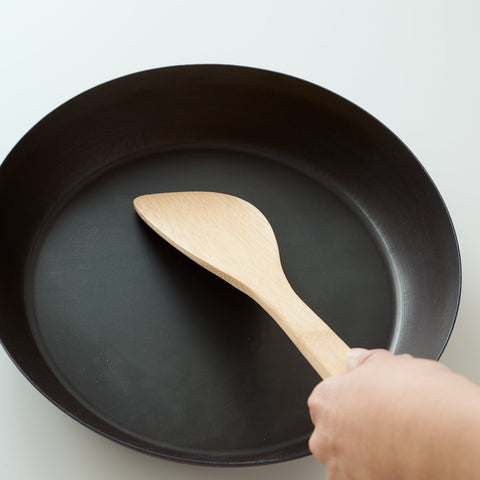 Bamboo spatula (regular type) for left-handers by HIDARI. Lightweight, uncoated, and durable. Great for stewing, stir-frying, and more.