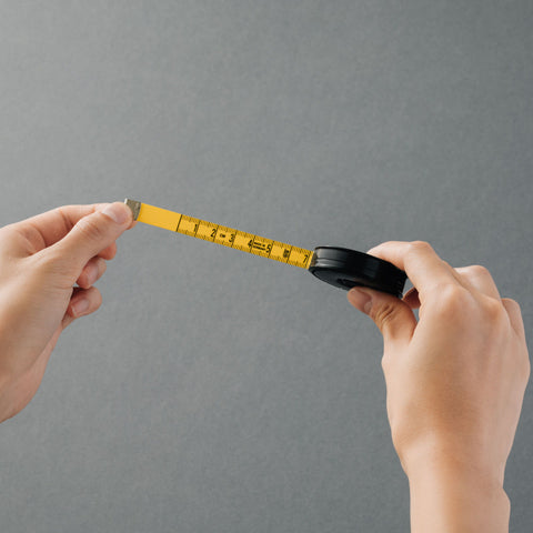 Front view of the HIDARI Universal Measuring Tape, showing the retractable body and dual-sided scale.