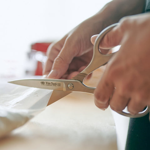 White Thumb left-handed kitchen scissors with stainless steel blades and round ergonomic handles, made in Japan.