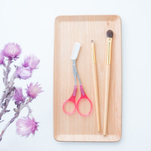 KAI eyebrow scissors for left-handers with detachable comb. Curved blades, ergonomic design, Japanese-made.