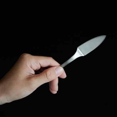 Stainless steel butter knife, left- and right-hand friendly. Beveled edges, matte finish, dishwasher safe. Made in Tsubame City, Japan.