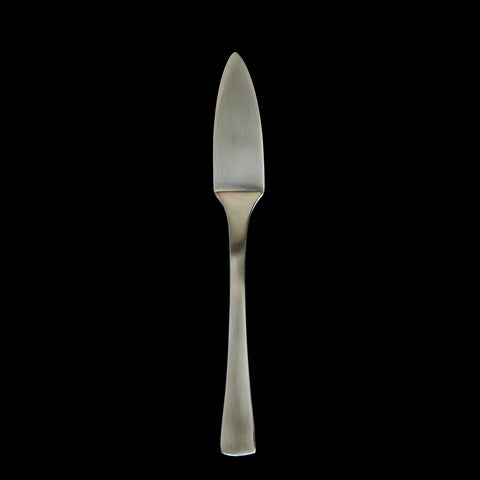 Stainless steel butter knife, left- and right-hand friendly. Beveled edges, matte finish, dishwasher safe. Made in Tsubame City, Japan.