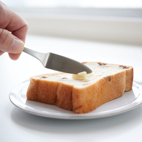 Stainless steel butter knife, left- and right-hand friendly. Beveled edges, matte finish, dishwasher safe. Made in Tsubame City, Japan.