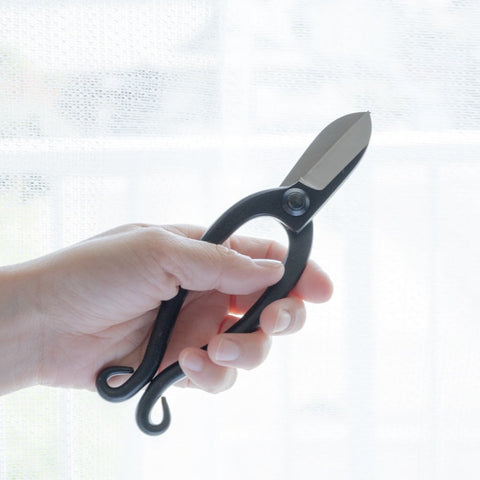 SAKAGEN left-handed Ikebana scissors with sharp steel blades and protective cover, made in Japan.