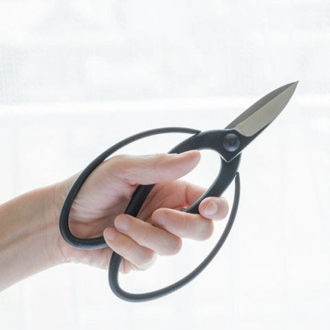 SAKAGEN left-handed Japanese garden scissors with Warabite-style handles and black rust-proof coating, made in Japan.