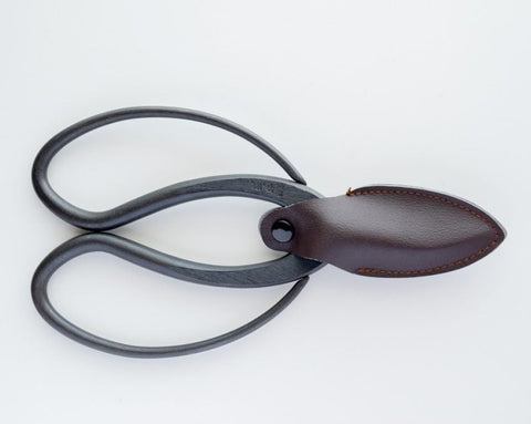 SAKAGEN left-handed Japanese garden scissors with Warabite-style handles and black rust-proof coating, made in Japan.