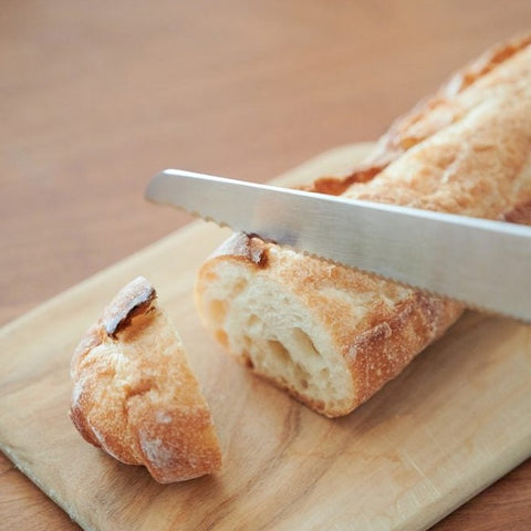 SUNCRAFT SESERAGI bread knife for left-handers. Pro-grade MV steel, 3-serration blade, ergonomic wood handle.