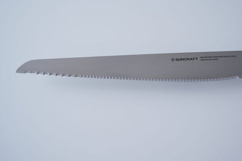 SUNCRAFT SESERAGI bread knife for left-handers. Pro-grade MV steel, 3-serration blade, ergonomic wood handle.