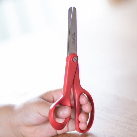 FISKARS kids scissors for left-handed users. Red handles, rounded tips, ergonomic grip, Finnish quality.