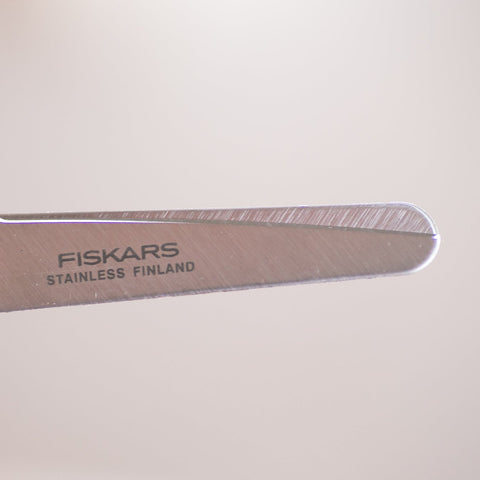 FISKARS kids scissors for left-handed users. Red handles, rounded tips, ergonomic grip, Finnish quality.