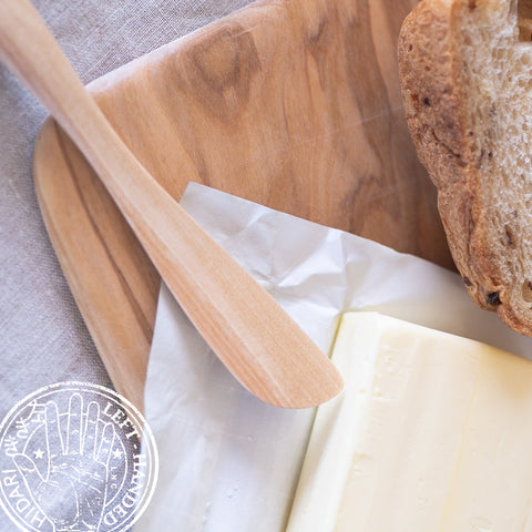 Left-handed butter knife made from Betula schmidtii wood, ideal for butter, jam, and spreads. Beautiful natural grain, 15cm, handmade in Japan. Hand wash only.