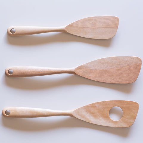 Left-handed perforated wooden spatula made of Betula schmidtii wood, 32cm length, ergonomic handle, made in Japan.