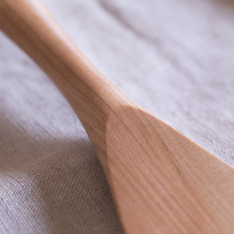 Left-handed perforated wooden spatula made of Betula schmidtii wood, 32cm length, ergonomic handle, made in Japan.