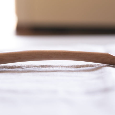 Left-handed perforated wooden spatula made of Betula schmidtii wood, 32cm length, ergonomic handle, made in Japan.