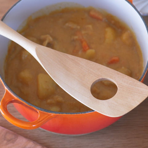 Left-handed perforated wooden spatula made of Betula schmidtii wood, 32cm length, ergonomic handle, made in Japan.