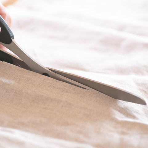 PAUL left-handed fabric scissors. 21cm, stainless steel blades, 4 color options, ergonomic design. Made in Germany.