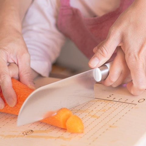 SUNCRAFT kids’ left-handed Santoku knife. Safe, 130mm stainless steel blade, ergonomic handle, protective cover included.