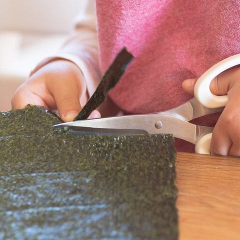 SUNCRAFT kids’ left-handed kitchen scissors. Serrated blade, protective cover, ergonomic handles. Safe and easy to use.