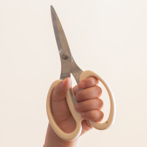 SUNCRAFT kids’ left-handed kitchen scissors. Serrated blade, protective cover, ergonomic handles. Safe and easy to use.