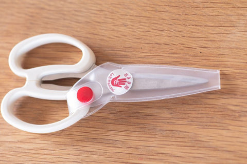 SUNCRAFT kids’ left-handed kitchen scissors. Serrated blade, protective cover, ergonomic handles. Safe and easy to use.
