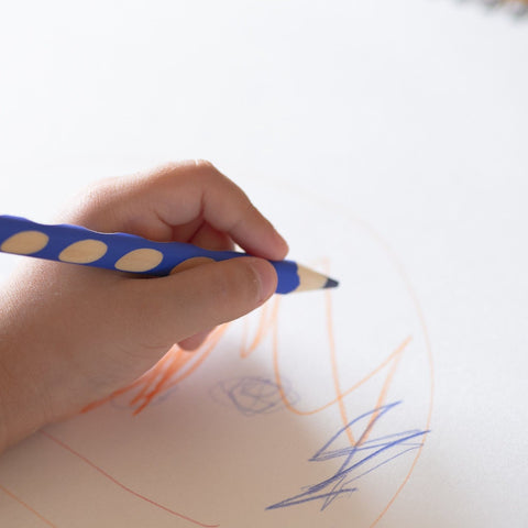 STABILO EASYcolors (12-color set) for left-handers. Ergonomic grip mouldings, triangular shape, includes left-handed sharpener.
