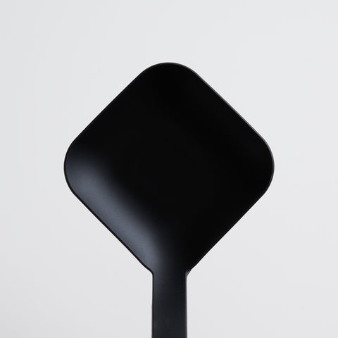 Smart Diamond Ladle – silicone ladle made in Tsubame-Sanjo, Japan. Left-hand-friendly design by 4w1h.