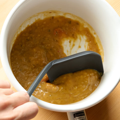 Smart Diamond Ladle – silicone ladle made in Tsubame-Sanjo, Japan. Left-hand-friendly design by 4w1h.
