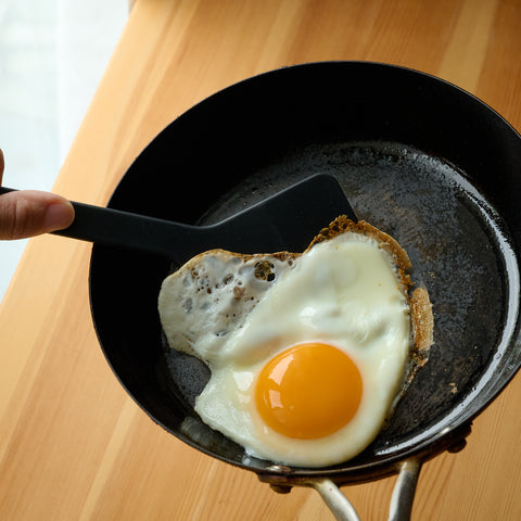 Smart Diamond Turner – silicone kitchen turner made in Tsubame-Sanjo, Japan. Left-hand-friendly design by 4w1h.
